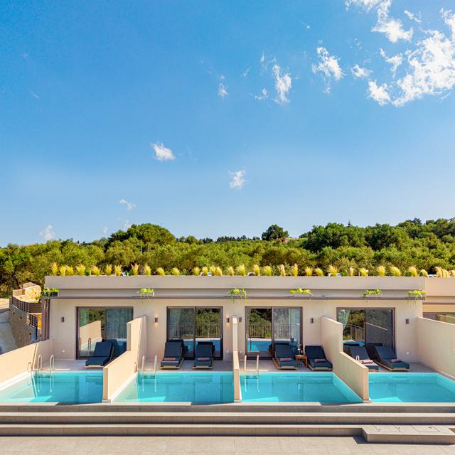 Helena's Aether Suites, Tragaki